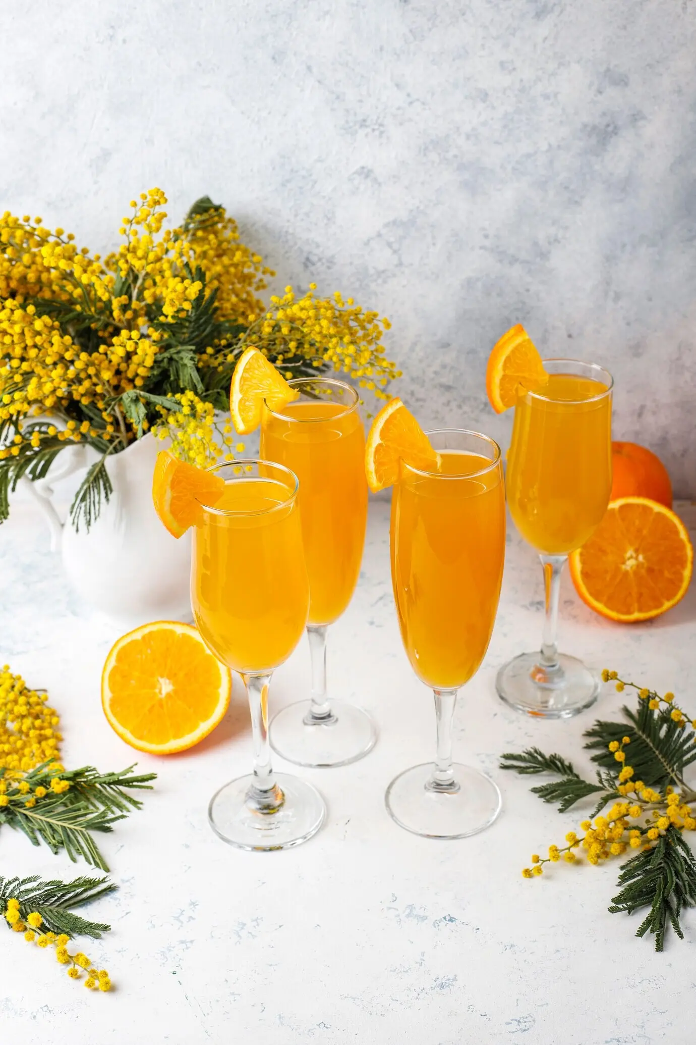 Cocktails mimosa rafraîchissants à l'orange, faits maison, au champagne