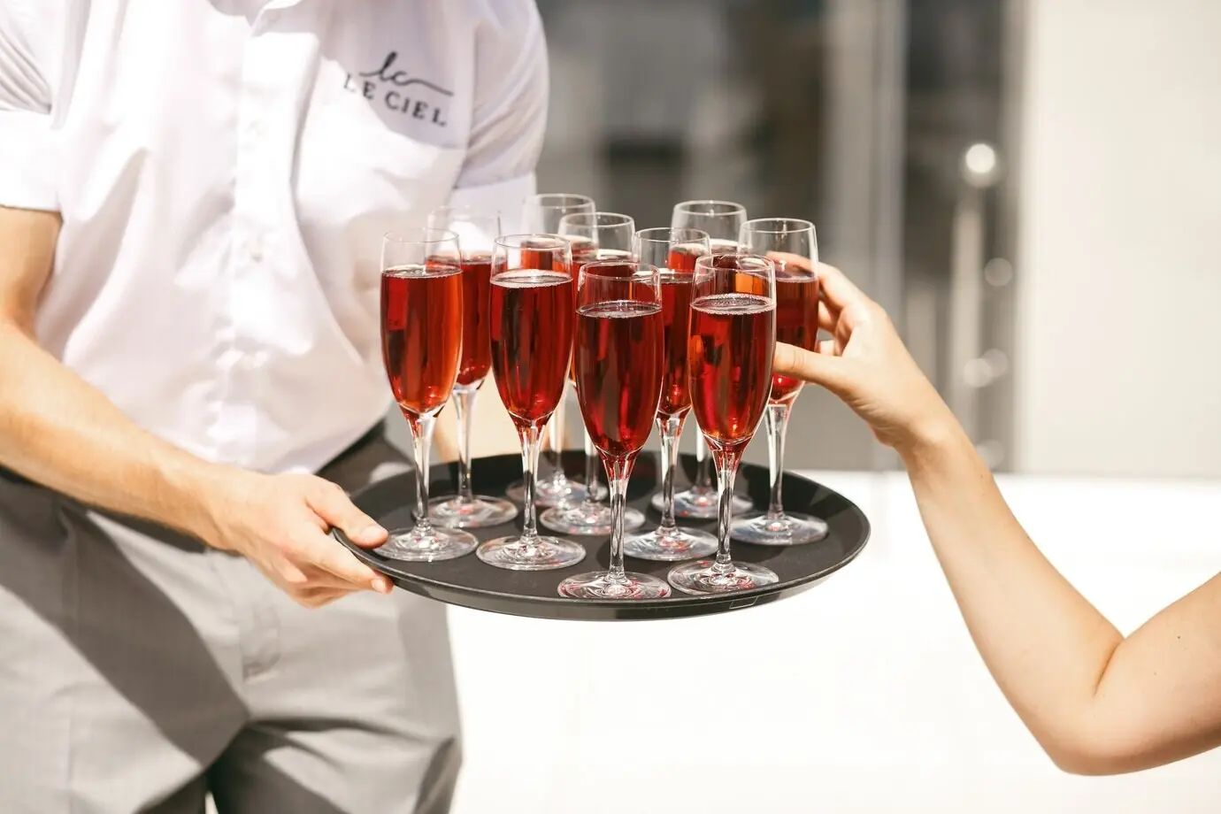 Des verres à vin sur un plateau