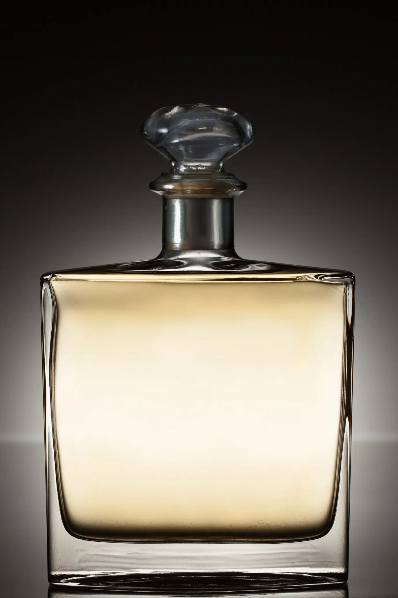 Une bouteille carrée contenant de la liqueur.